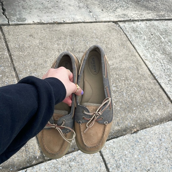 Women’s sperrys. Great condition just need to be cleaned - Picture 1 of 4